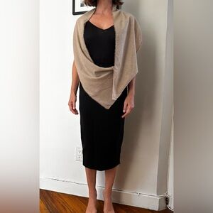 Authentic Victoria Beckham
black midi dress